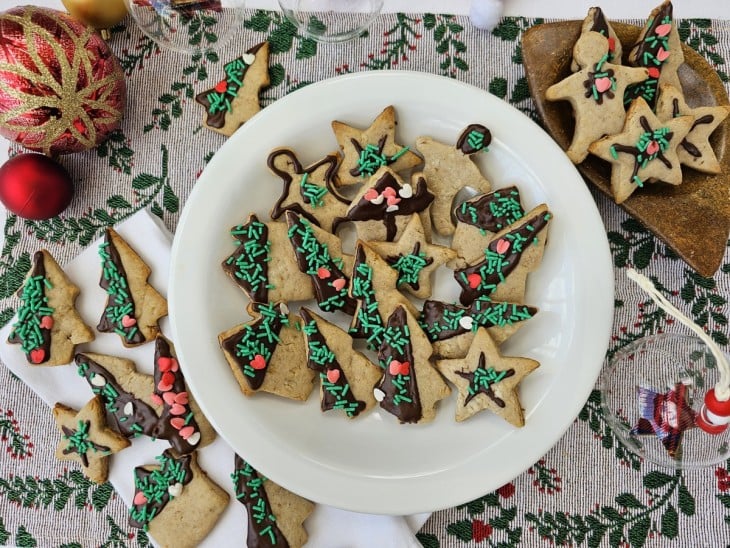 Um prato contendo biscoitos de Natal de nozes.