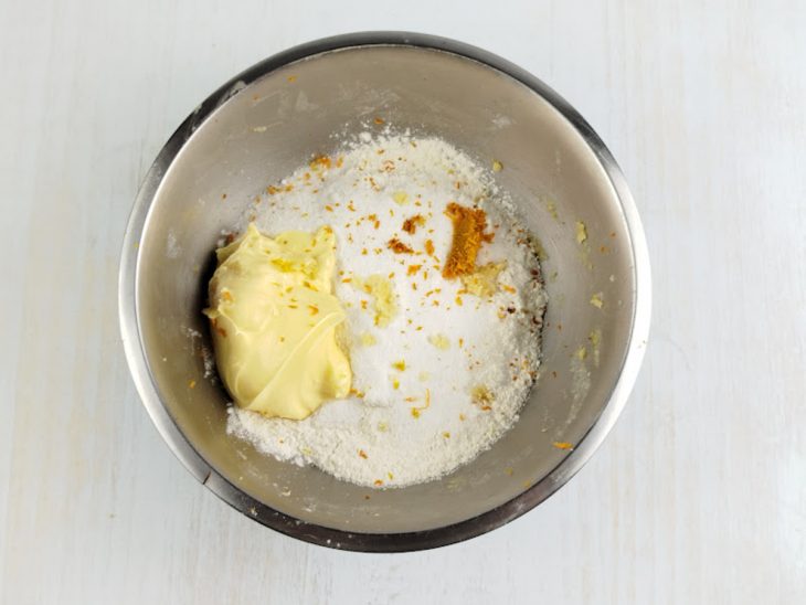 Ingredientes colocados numa tigela.