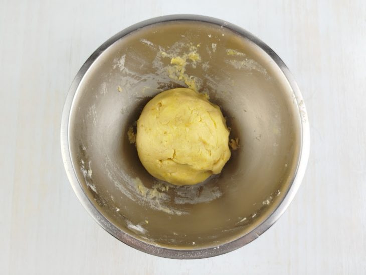 Massa em formato redondo acomodada na tigela.