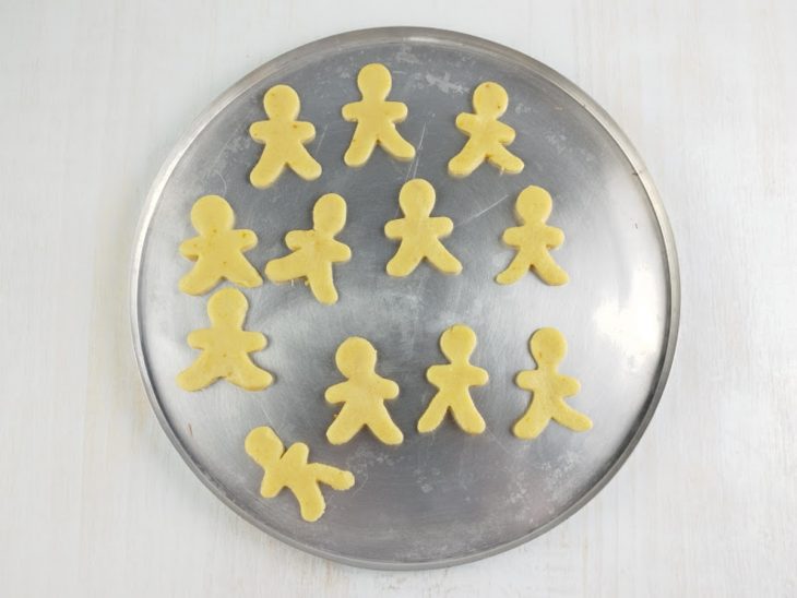 Massa cortada em formatos dispostas numa assadeira redonda.