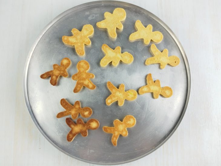 Biscoitos assados na assadeira.