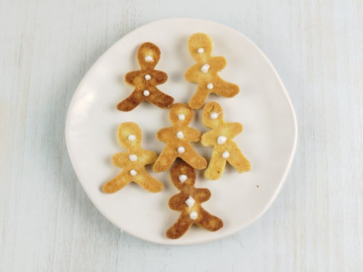 Biscoitos decorados no prato.