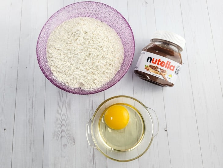 Todos os ingredientes do biscoito de Nutella reunidos na bancada.