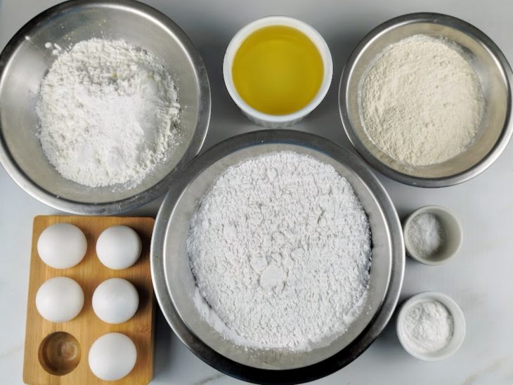 Ingredientes reunidos em uma bancada.