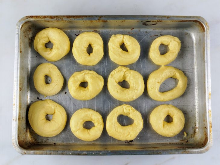 Rosquinhas modeladas em uma forma.