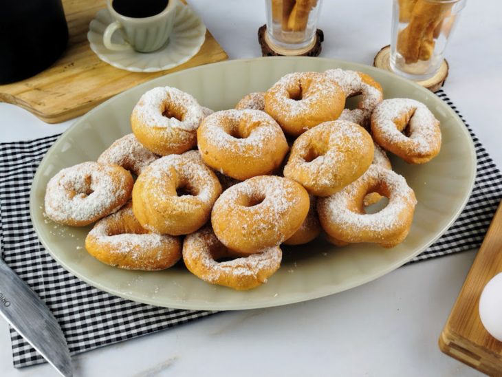 Biscoitos de polvilho prontos para consumo.