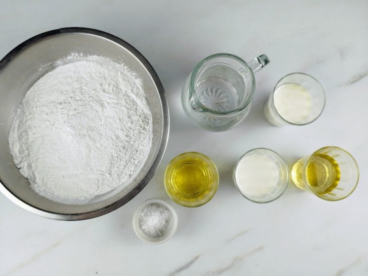Ingredientes para a receita de biscoito de polvilho fácil e rápido.