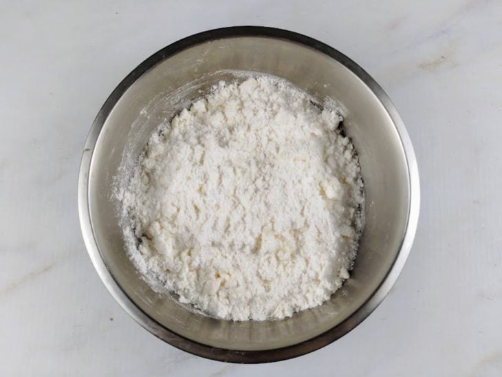 Ingredientes adicionados e incorporados em uma tigela.