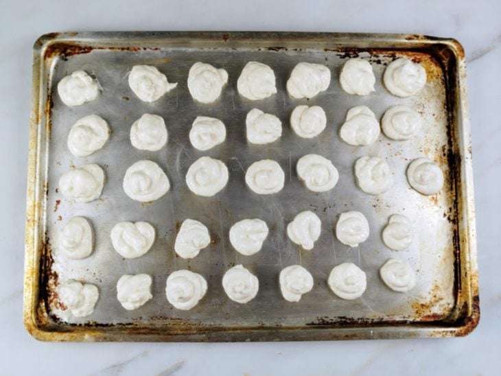 Bolinhas de massa acomodadas em uma forma.