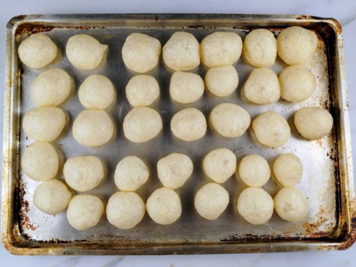 Biscoitos de polvilho assados na forma.