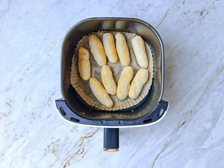 Bolinhos transferidos para o cesto da air fryer.