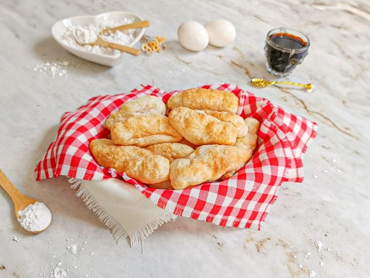 Biscoitos prontos, servidos em cesta.