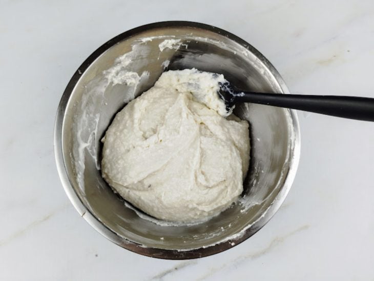 Tigela com a mistura de todos os ingredientes do biscoito.