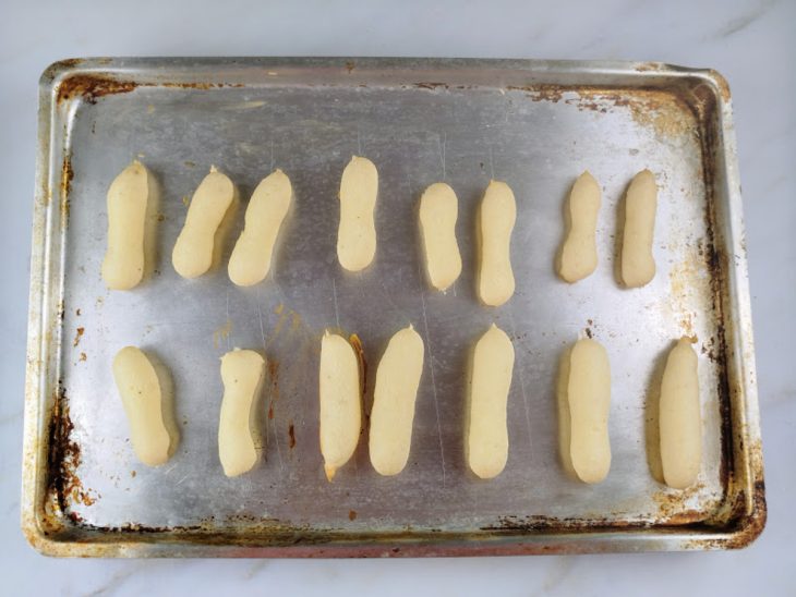 Biscoitos em uma forma após assarem.