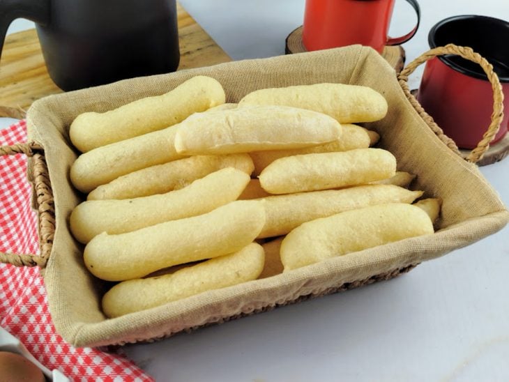 Um cesto contendo biscoito de polvilho simples.