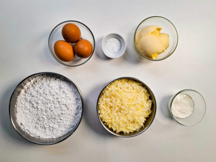 ingredientes para preparo de biscoito de queijo organizados.