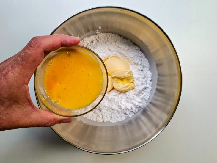 adição de manteiga e ovo nos ingredientes secos do biscoito de polvilho.
