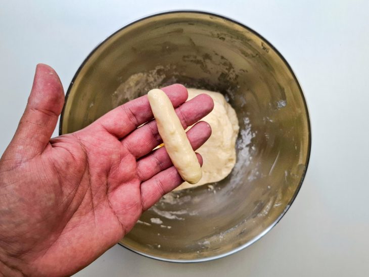 biscoito de queijo modelado manualmente.