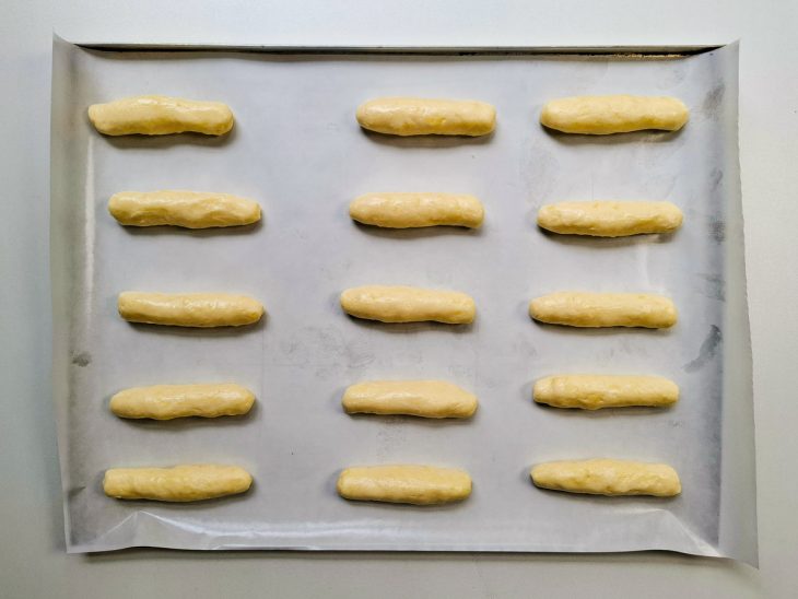 biscoitos de polvilho em assadeira.