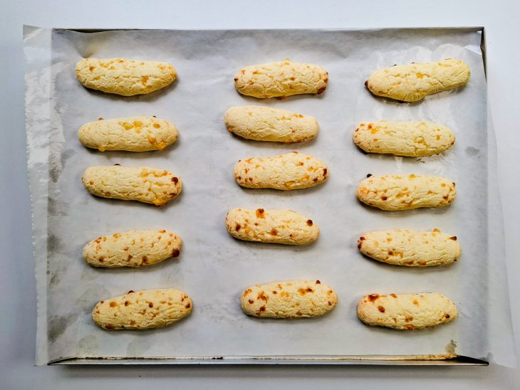 biscoitos de queijo assados.