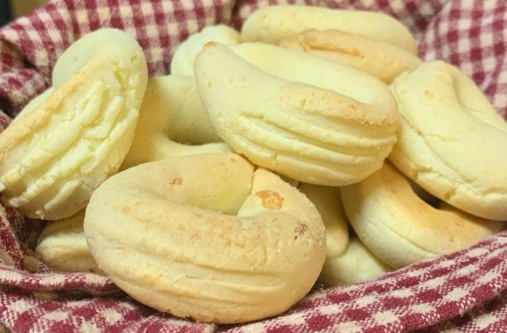 Biscoito de queijo com creme de leite