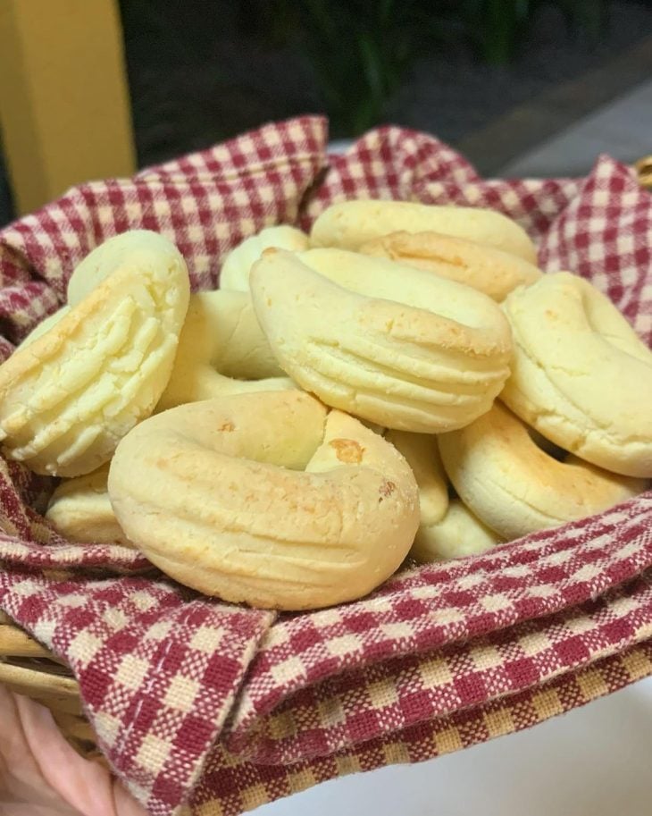 Biscoito de queijo com creme de leite