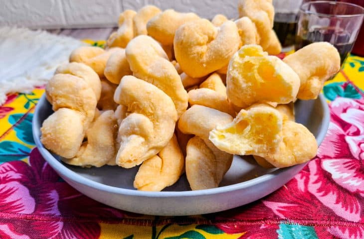 Biscoito de queijo curado frito