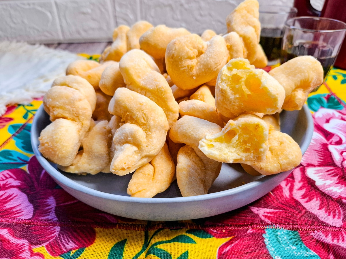 Biscoito de queijo curado frito