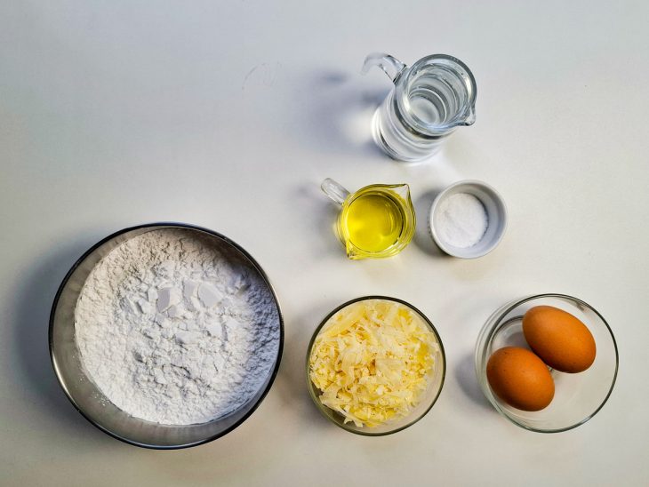 ingredientes para preparo de biscoito de queijo separados.