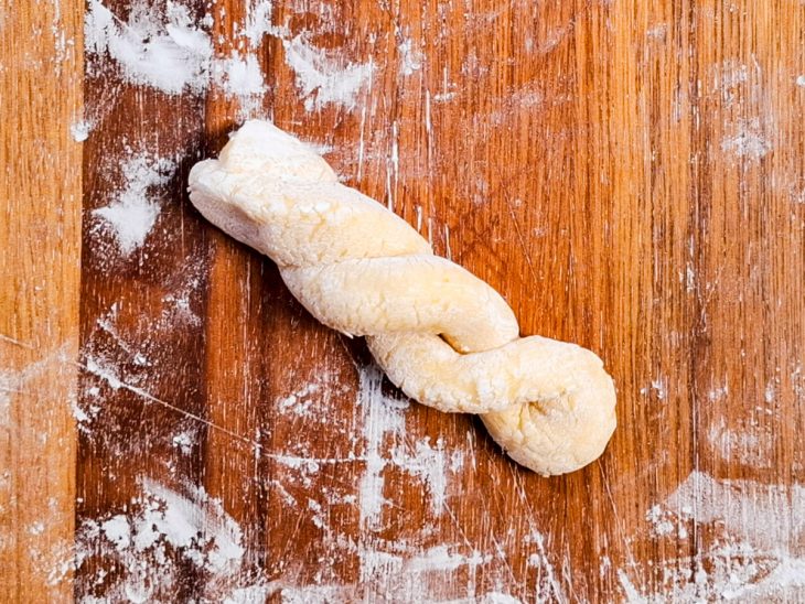 biscoito de queijo curado moldado.