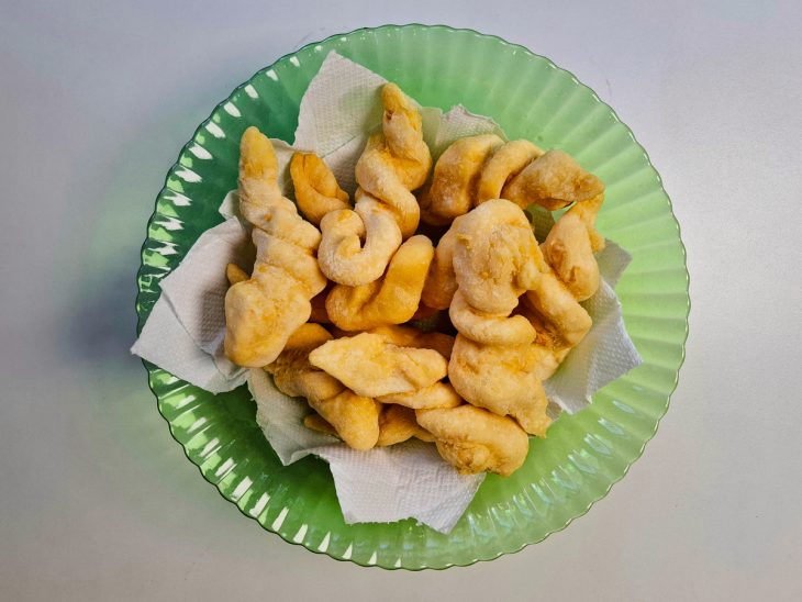biscoito de queijo escorrendo em papel toalha.