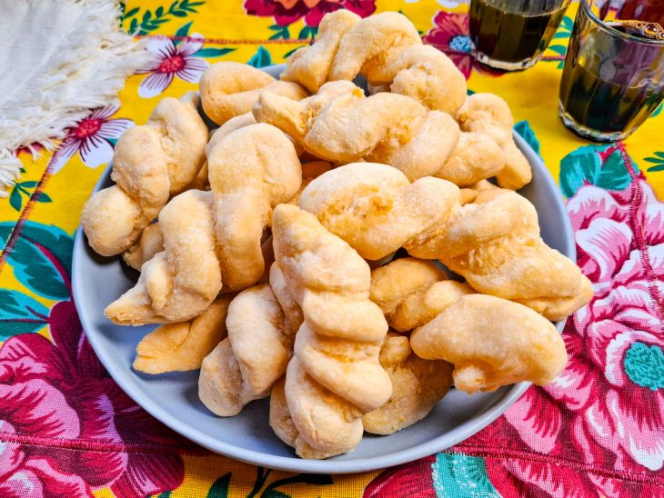 biscoito de queijo finalizado e servido.