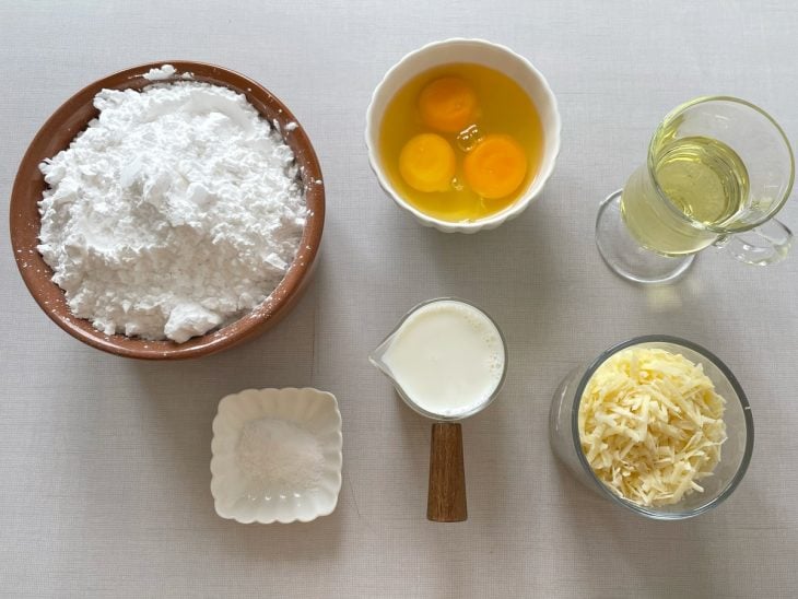 Ingredientes organizados na bancada antes do preparo.