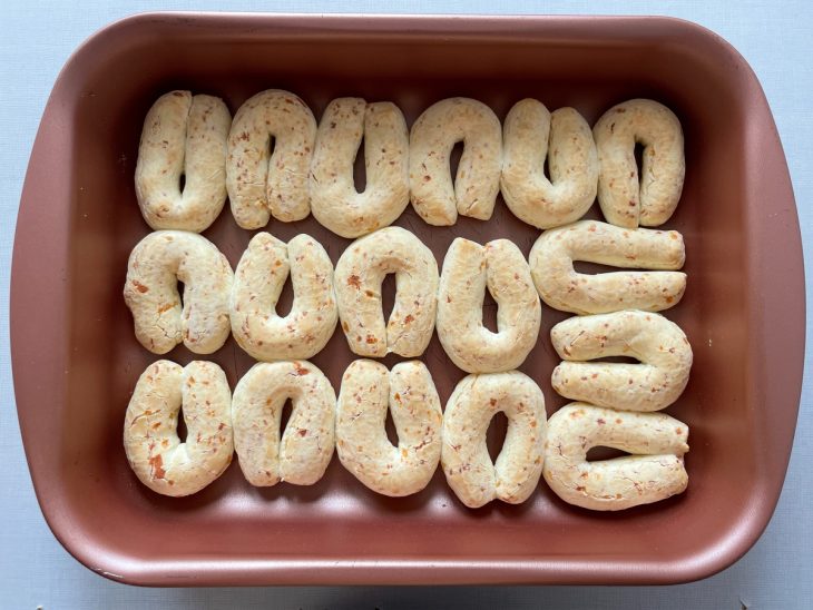 Biscoitos sendo retirados do forno levemente dourados e prontos para servir.