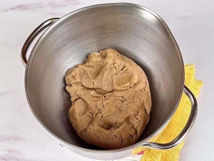 Um recipiente com uma massa de biscoito.