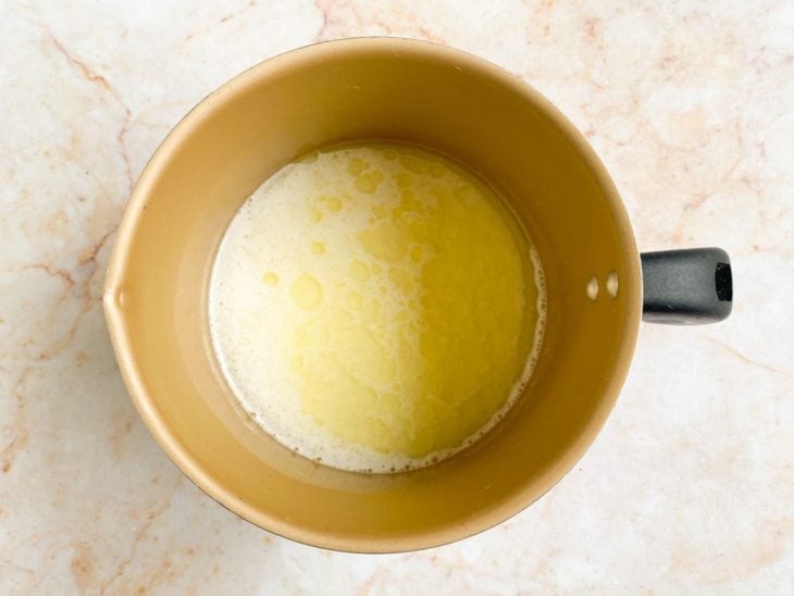 Água, óleo e leite em uma panela.