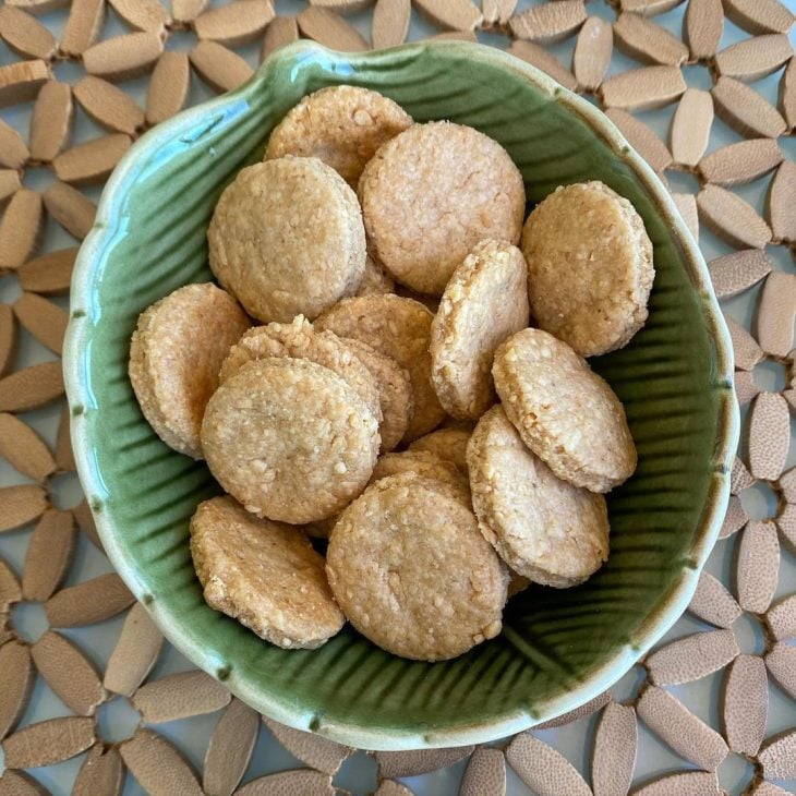 Biscoito semi-integral de parmesão