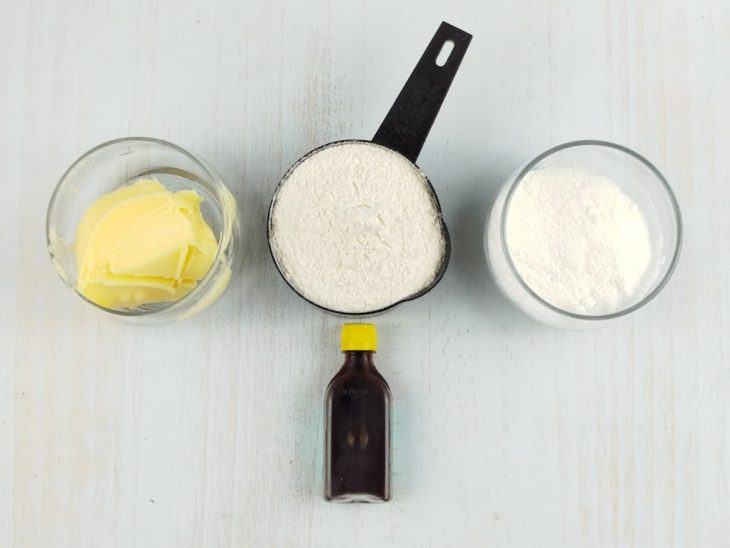 Ingredientes organizados na bancada.