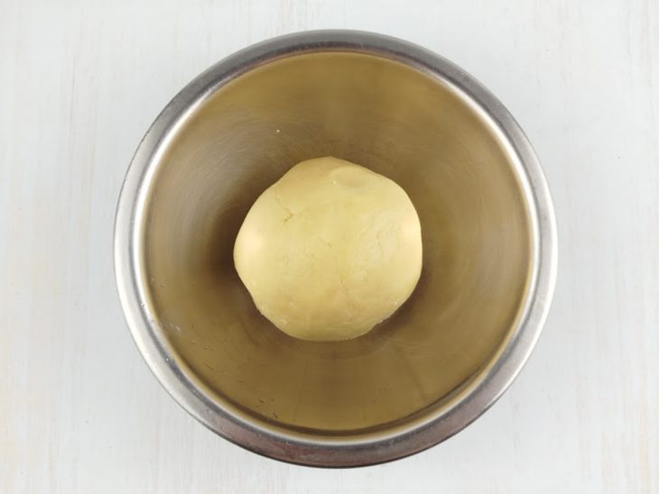 Massa sendo formada na tigela.