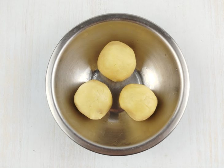 Massa de biscoito dividida em 3.