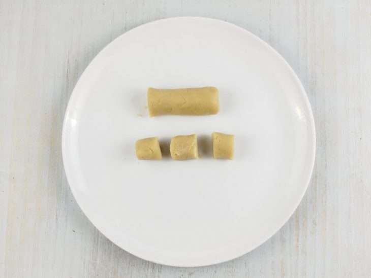 Massa de biscoito dividida em formato de rolinho.