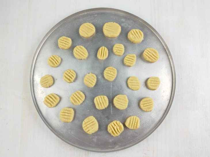 Biscoitos dispostos na assadeira.