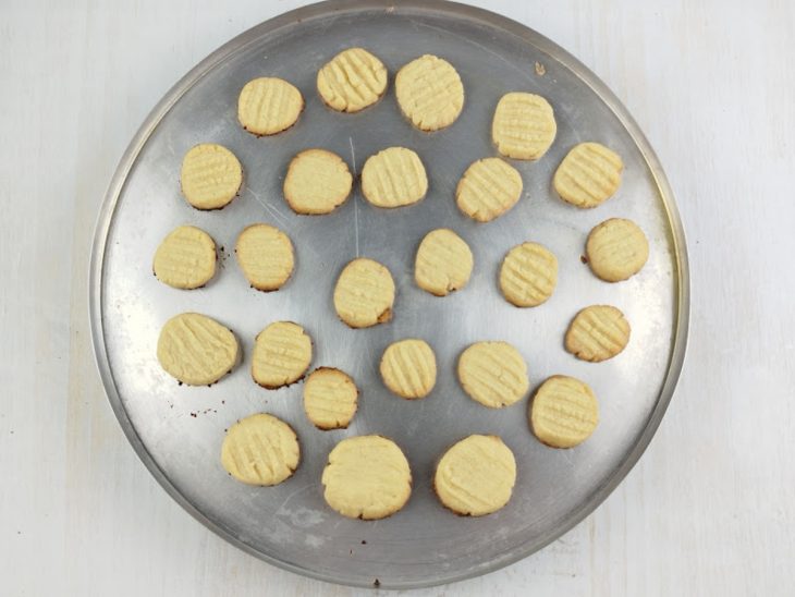 Biscoitos assados na assadeira.