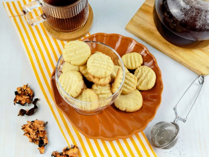 Biscoitos amanteigados servidos.