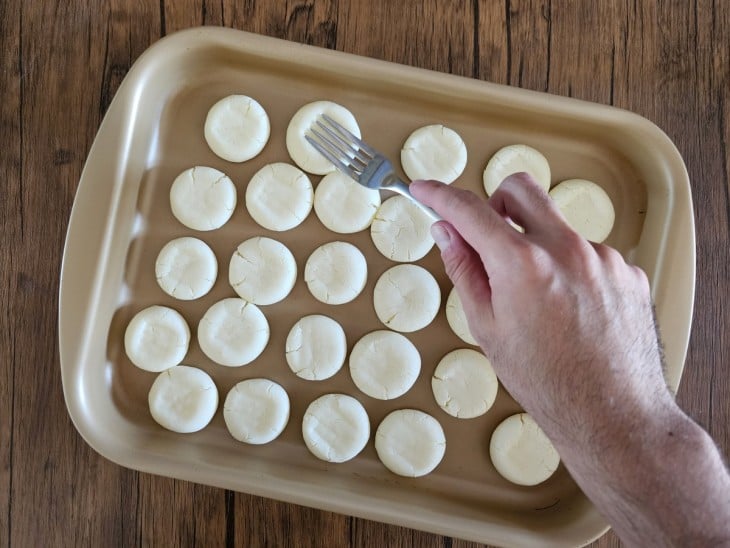 Uma forma com biscoitos levemente achatados.