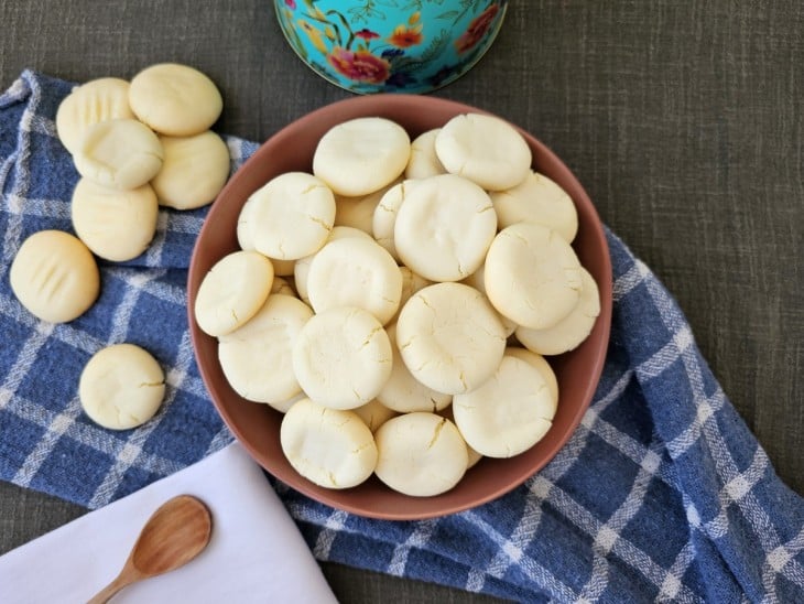 Um recipiente com vários biscoitos amanteigados com 3 ingredientes.