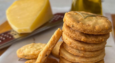 Biscoitos amanteigados de parmesão e alecrim