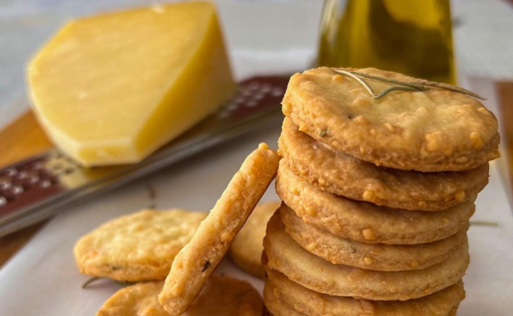 Biscoitos amanteigados de parmesão e alecrim