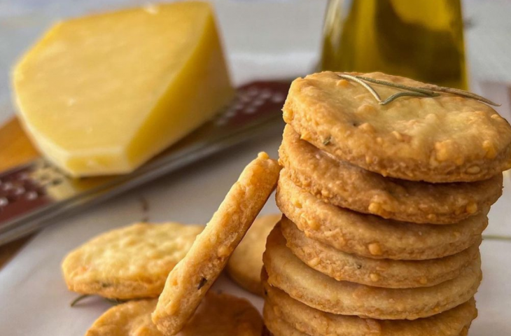 Biscoitos amanteigados de parmesão e alecrim