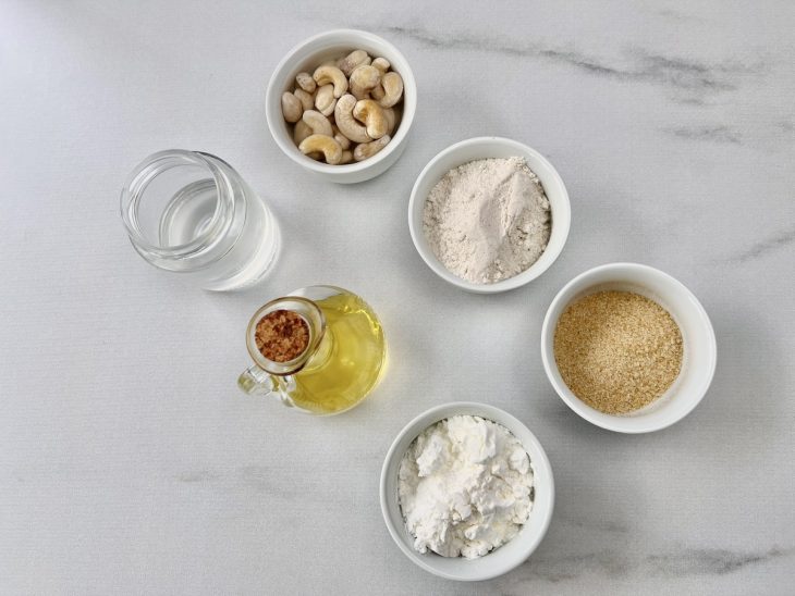 Ingredientes reunidos na bancada.